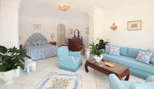 Deluxe Junior Suite, terrace with sea view