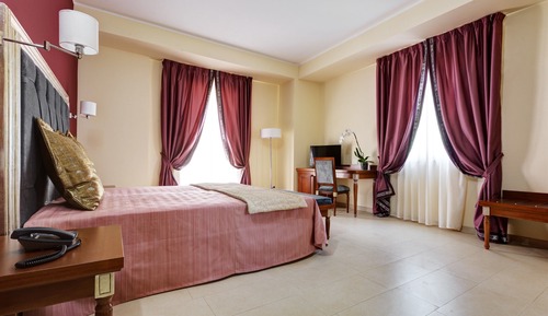 Junior Studio Suite, Jetted Tub, Garden View