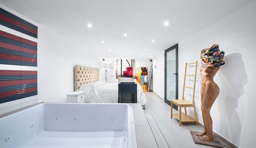 Exclusive Suite Jetted Tub, Pool Access