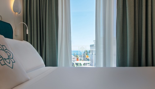 Deluxe Room, 1 King Bed, Non Smoking, Sea View (Balcony)