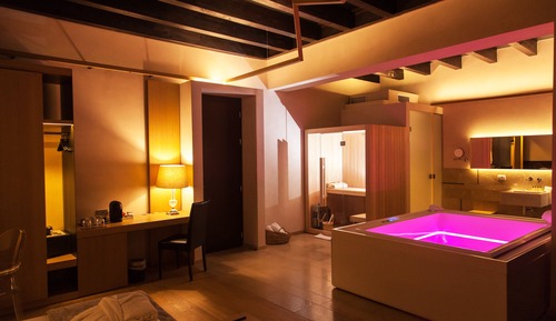 Suite, Jetted Tub