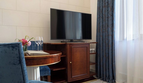 Room, 1 Queen Bed (No View)