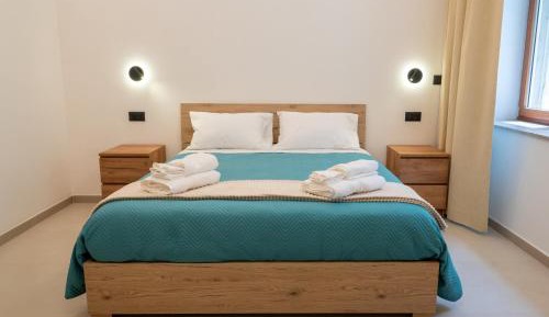 Deluxe Room (2 Adults + 1 Child)