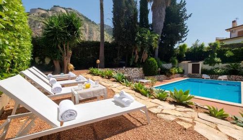 One-Bedroom Apartment with Pool View