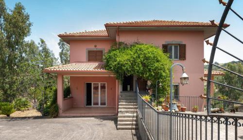 Villa with Garden View