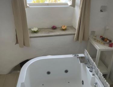 Studio with Spa Bath