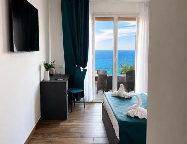 Deluxe Double Room with Terrace and Sea View