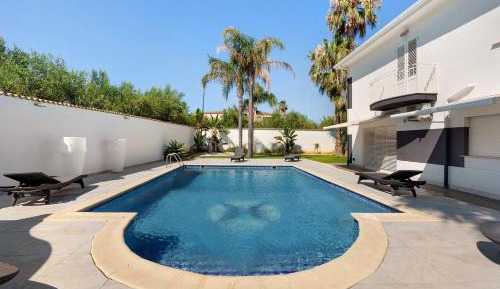 Villa with Garden View