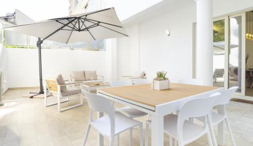 Deluxe Two-Bedroom Apartment with Garden View