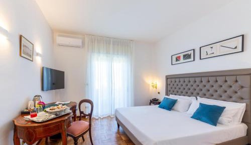 Deluxe Queen Room with Sea View - Non-Smoking