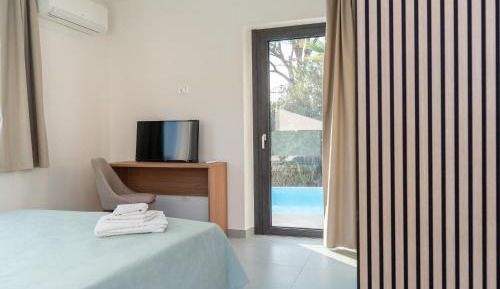 Deluxe Room (2 Adults + 1 Child)