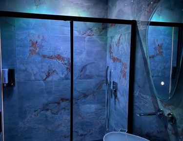 Queen Suite with Spa Bath