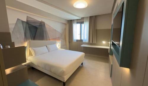 Panoramic Room City View 