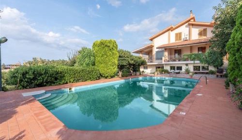 Eight-Bedroom Holiday Home