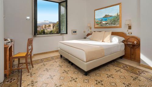 Superior Double Room with Partial Sea View