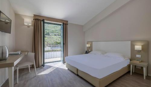 Deluxe Double or Twin Room with Mountain View