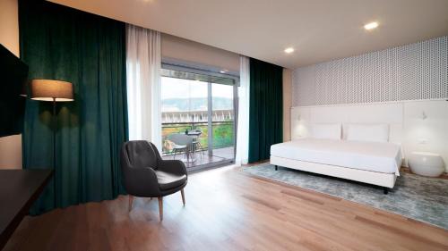 Junior King Suite with Square View