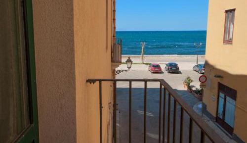 One-Bedroom Apartment with Sea View and Balcony
