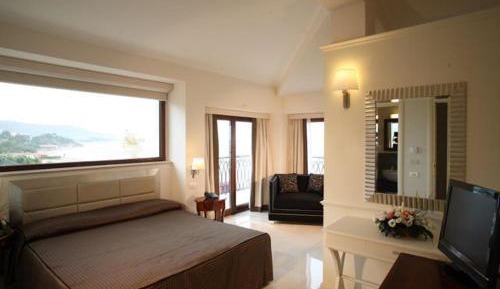 Deluxe King Room with Balcony and Sea View