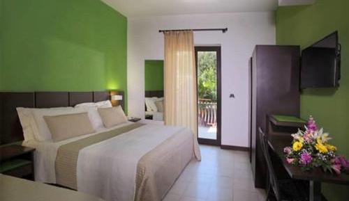 Double Room with Balcony and Garden View