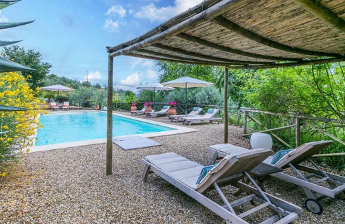 Montevarchi Villa | Cosy apartment in villa for 2 people with WIFI, pool, TV, pets allowed, panoramic view and parking