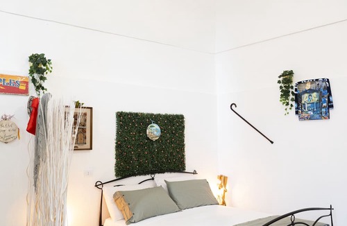 San Giorgio a Cremano Apartment | Detached house 5km from via Toledo, Vesuvius, Pompeii, Herculaneum. Pet friendly.