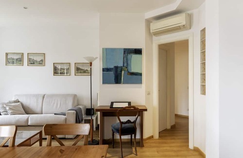Aventine Apartment | GuestHost - Cozy apartment of 90 sqm, can accommodate up to 5 people, located on the sixth floor of a building with a lift (NOT suitable for disabled people).The property is located in an area well connected by public transport, the metro line B Piramid