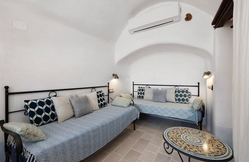 Varigotti Apartment | Apartment 'Ulivo' with Sea View, Shared Terrace and Wi-Fi