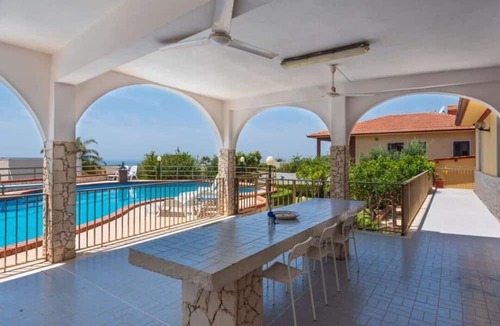 Nave Villa | Villa in Marina Di Ragusa with 5 bedrooms sleeps 10