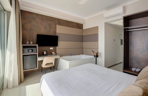 San Ferdinando Apartment | Room 'Luxury Seaview Con Jacuzzi' with Balcony, Wi-Fi and Air Conditioning