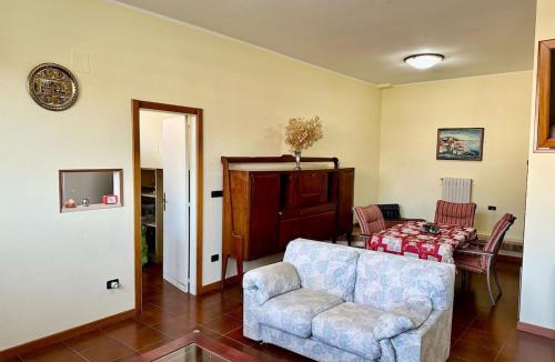 Vibo Valentia Apartment | Apartment in a Villa with a Garden - Les Fleurs