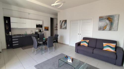 Historical Downtown Salerno Apartment | Luxury Seaview Apartment with Lift & Parking in Salerno City Center - Maison Dorotea
