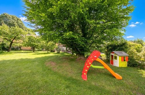 Gemonio House | Anita Lake, 2BR Retreat w/Shared Pool and Gym - Happy Rentals