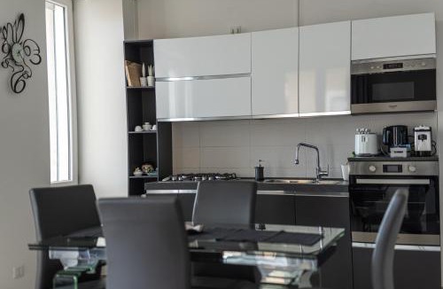 Historical Downtown Salerno Apartment | Luxury Seaview Apartment with Lift & Parking in Salerno City Center - Maison Dorotea
