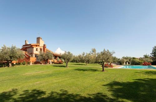 Zona III Marcigliana Villa | Ultra Luxe Villa w Stunning Pool Paradise