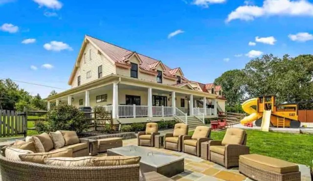 1 BR barn with custom game room and amazing outdoor space! Swimming pool! in Stafford