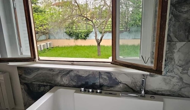 T2 Cocooning Jacuzzi Place de Stationnement Privée in Bron