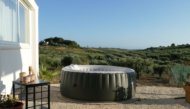 Villa 'Casa Leandro' with Sea View, Wi-Fi and Air Conditioning