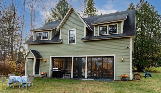 Ski season or yearly rental. Dogs loved! Walk to Equinox Pond & BBA. Fireplace in Manchester
