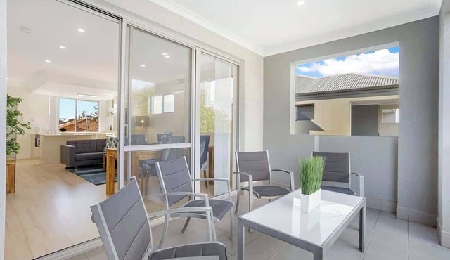134 North Perth Nest for 4 +parking in North Perth