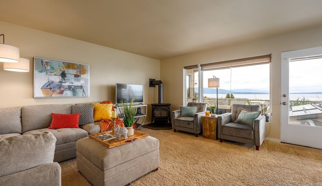 Fantastic Bellingham Bay View Condo just steps to Fairhaven Village & Boardwalk! in Bellingham