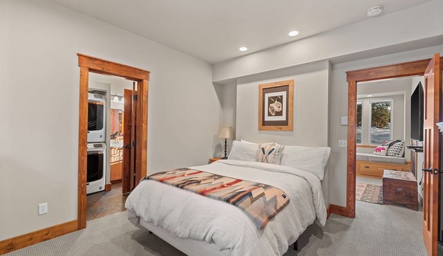 Sweet Private Leavenworth River Front Cabin with Fast WiFi & hot tub- Sleeps 6. in Leavenworth