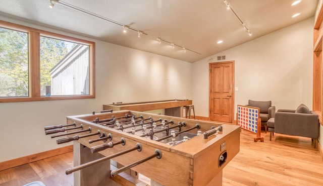 Upper-Level Condo with Mt. Bachelor Village Hot Tub, Pool Access! in Bend