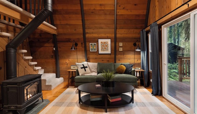 Cozy Arched Cabin, Couple's Retreat, NEW Hot Tub & Barrel Sauna in Deming