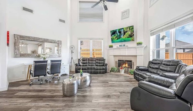 Luxurious Pool Oasis PS5 5BR 4 BA Aquarium in Richardson