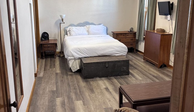Beautiful Century old Apartments-Apt B in Algoma