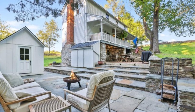 Dutchmans Creek Farmhouse in Lovettsville