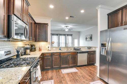 22 Mi to Dtwn Houston: Spacious Baytown Home! in Baytown
